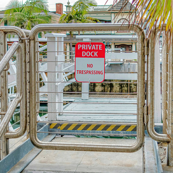 Square Private Dock No Trespassing sinal em um portão de metal contra o canal em Long Beach CA - Foto, Imagem
