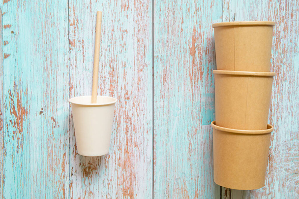 Disposable paper cups on wooden background, zero waste, no plastic. High quality photo - Foto, immagini