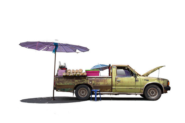 Nong Khai, Tajlandia - 1 lipca 2021: Stara ciężarówka Light Yellow Drinks ze szczegółowym wnętrzem. Na wynos Owoce i napoje. izolowane obejmują ścieżkę wycinania na białym tle. - Zdjęcie, obraz