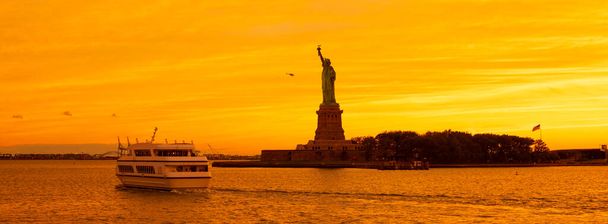 Το άγαλμα της Ελευθερίας στη Νέα Υόρκη κατά τη διάρκεια του ηλιοβασιλέματος - Φωτογραφία, εικόνα