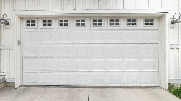 Pano Porte en bois lambrissé blanc du garage attaché de la maison avec de petites vitres - Photo, image