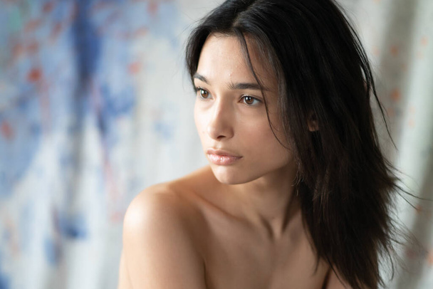 portrait of young beautiful woman with black hair - Foto, afbeelding