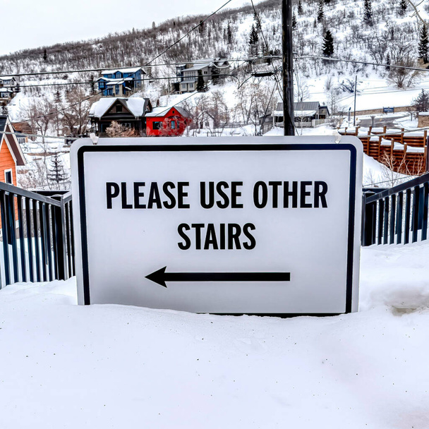 広場雪の多い地域では通行できない階段に他の階段標識をご利用ください。 - 写真・画像