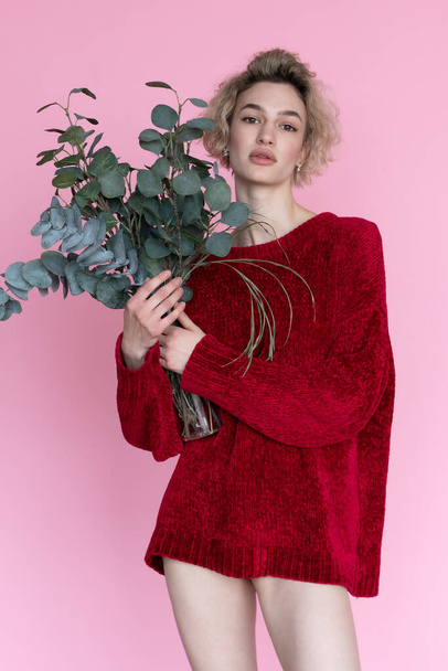 joven hermosa mujer posando en un suéter rojo en el estudio - Foto, Imagen