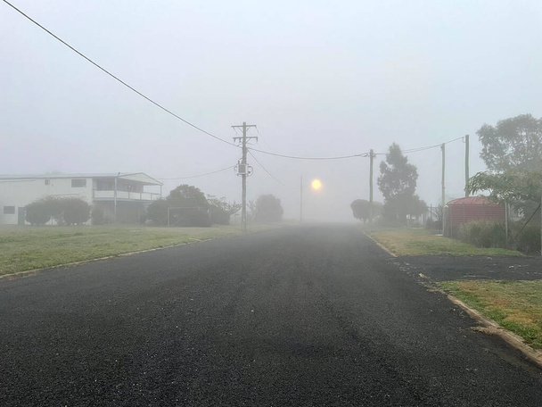 Una fría mañana de niebla en la ciudad rural de Clifton, Queensland, Australia - Foto, Imagen