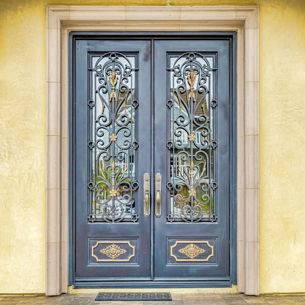 Négyzet Dupla ajtó dekoratív kovácsoltvas és üveg ablakok a ház bejáratánál - Fotó, kép