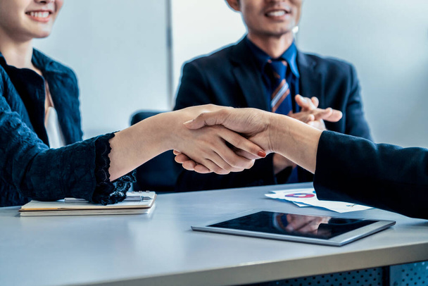 Business people handshake agreement in office. - Foto, Imagen