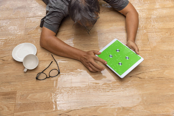 Homem sênior segurar greenscreen tablet está caindo porque hipertensão - Foto, Imagem