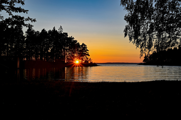 ηλιοβασίλεμα πάνω από τη λίμνη Vattern στη Motala Σουηδία - Φωτογραφία, εικόνα