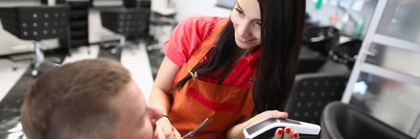 Žena kadeřnice slouží muži v salonu krásy - Fotografie, Obrázek