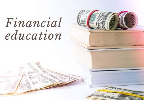 Educazione finanziaria La conoscenza porta alla ricchezza. Una pila di libri con dei dollari. Concetto di istruzione costosa. Soldi nei libri. Risparmiare soldi per l'universita '. Risparmio, tasse scolastiche pagate - Foto, immagini