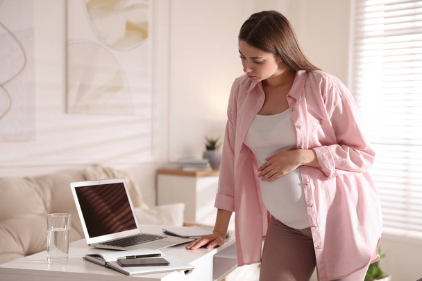 Schwangere arbeitet zu Hause. Mutterschaftsurlaub - Foto, Bild