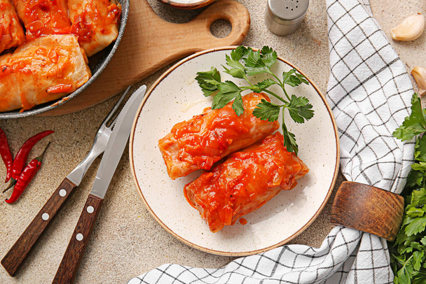 Plate with tasty stuffed cabbage rolls on light background - Foto, immagini