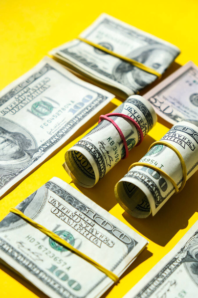 Πακέτο δολαρίων ΗΠΑ κοντά απομονώνονται σε δολάρια φόντο. Χαρτονομίσματα δολαρίων με λαστιχάκια. Προϋπολογισμός επιχειρήσεων για τον πλούτο και τη χρηματοδότηση της ευημερίας. Pile κεφάλαιο των αμερικανικών χαρτονομισμάτων δολάρια χαρτονομίσματα σε μετρητά - Φωτογραφία, εικόνα