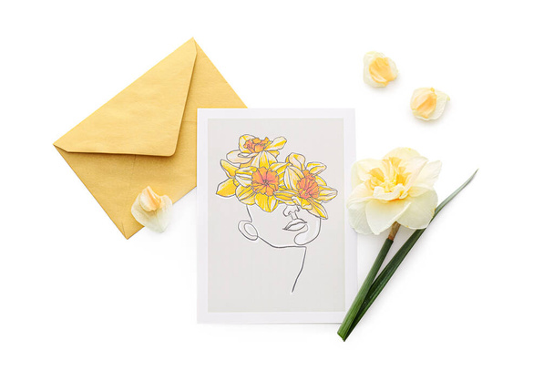 Hermosa flor narciso, tarjeta de felicitación y sobre sobre fondo claro - Foto, imagen