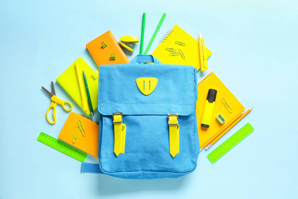 Renk arkaplanında kırtasiye malzemesi olan okul çantası - Fotoğraf, Görsel