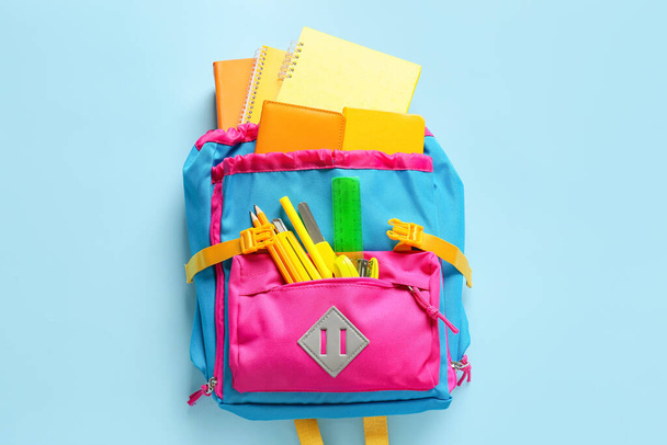 Školní batoh s šablonou na barevném pozadí - Fotografie, Obrázek