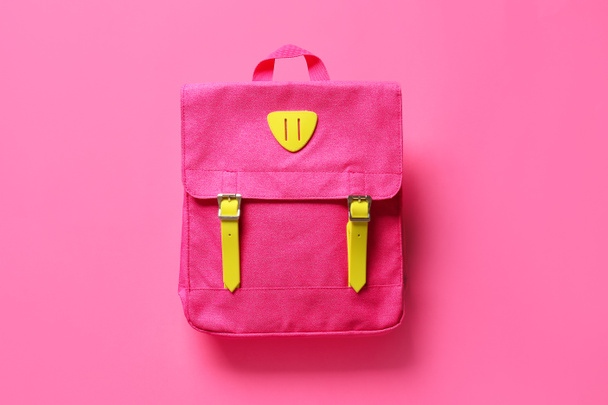Шкільний рюкзак на кольоровому фоні
 - Фото, зображення