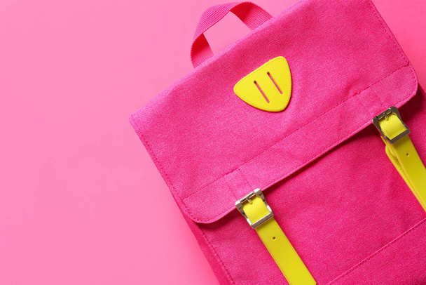 Школьный рюкзак на цветном фоне - Фото, изображение