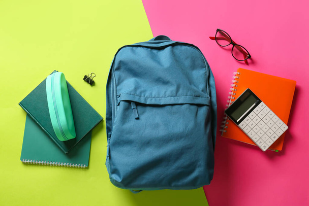 Školní batoh s šablonou na barevném pozadí - Fotografie, Obrázek