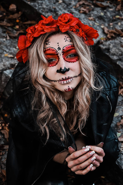 Een close-upportret van Calavera Catrina. Jonge vrouw met suikerschedel make-up. Dia de los muertos. De dag van de doden. Halloween. - Foto, afbeelding