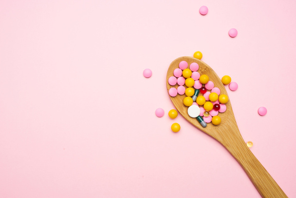 barevné medicíny vši růžové pozadí lék proti bolesti léky - Fotografie, Obrázek
