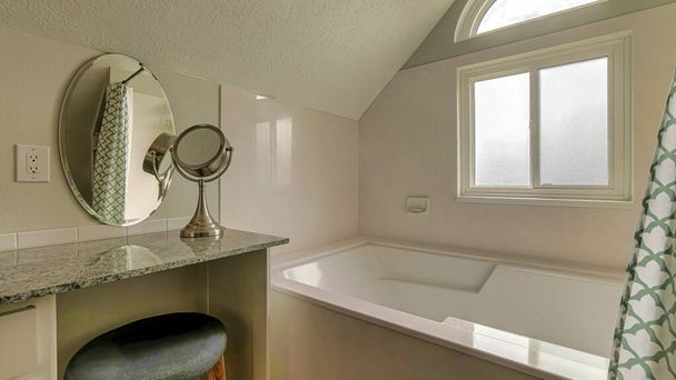 Unidad de tocador de mármol Pano con taburete y espejo ovalado al lado construido en bañera de baño - Foto, Imagen