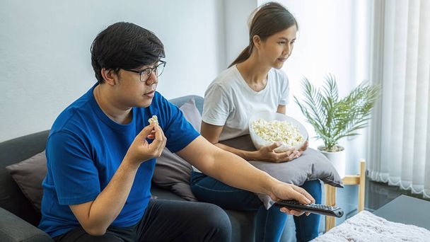 Famiglia asiatica che guarda film in televisione a casa nel weekend lungo. - Foto, immagini