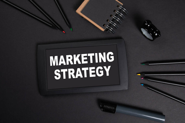 Estratégia de Marketing. Mídia social, conteúdo e conceito de pesquisa. Tablet em uma mesa de escritório preto - Foto, Imagem