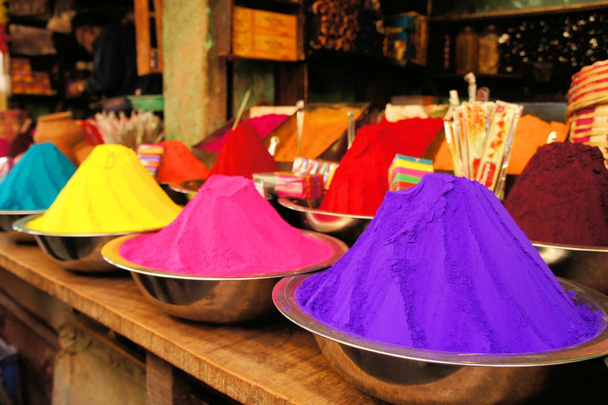 Tigelas de corantes coloridos vibrantes na Índia
 - Foto, Imagem