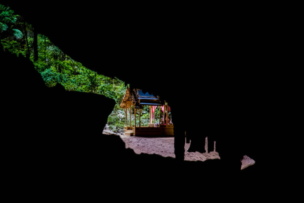Пещера Прайя Накхон, павильон Хуа Харуэхат в Национальном парке Кхао Сам Рой Йот в Прачуап Кхири Хан, Таиланд - Фото, изображение