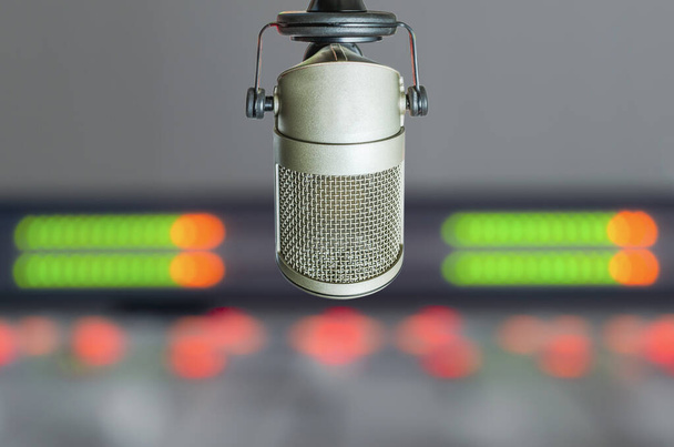 Professzionális mikrofon és hangkeverő rádióállomás stúdióban - Fotó, kép