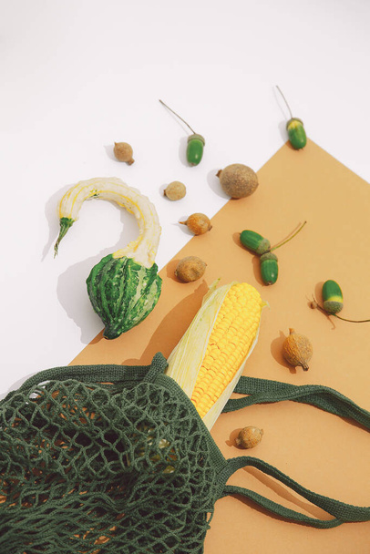 Package-free food shopping. Eco friendly natural bag with organic  corn and pumpkin. Sustainable lifestyle, zero waste concept. Plastic free items. Reuse, minimal, reduce, refuse. flat lay wallpaper - Foto, Bild