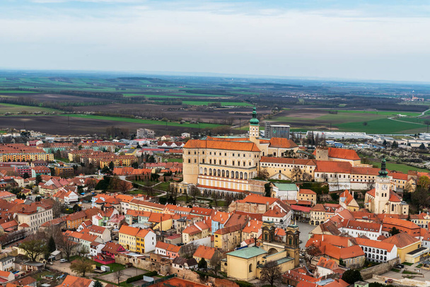 Belle ville Mikulov avec château et paysage rural sur tchèque frontière autrichienne de la colline Svaty kopecek dans les montagnes Palava en République tchèque - Photo, image