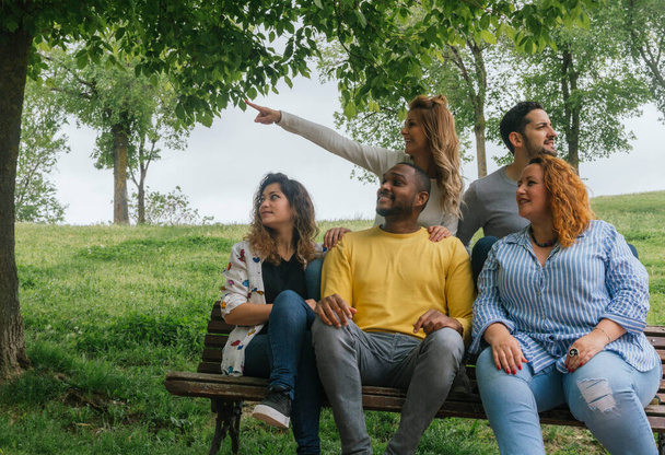 Grupo interracial amigos divertirse en un parque - Foto, Imagen