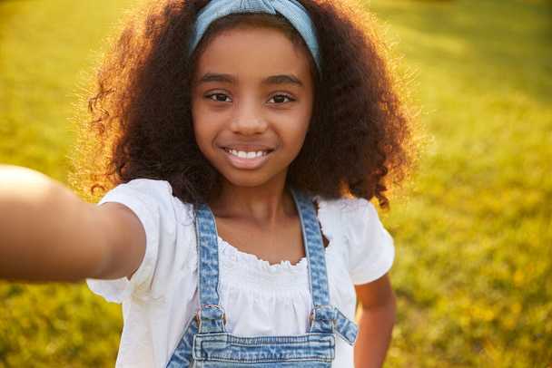 czarny dziewczyna biorąc selfie w polu - Zdjęcie, obraz
