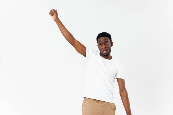 homens emocionais de aparência africana segurar uma mão de cima em um fundo leve - Foto, Imagem