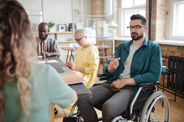 Homme handicapé assis à une réunion d'affaires - Photo, image