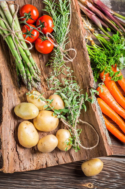 Varias verduras frescas en la corteza
 - Foto, Imagen
