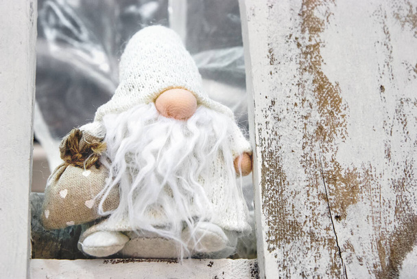 fantoche de gnomo engraçado, personagem tradicional de Natal bonito com espaço de cópia à direita - Foto, Imagem