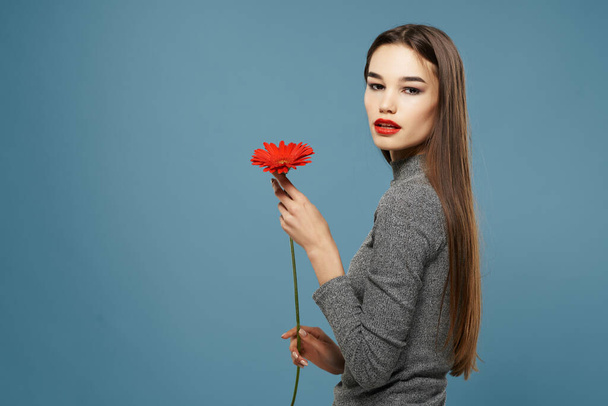 bella donna con trucco luminoso regalo di fiori rossi Glamor Studio - Foto, immagini