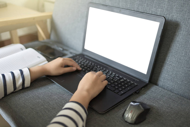 Mujer asiática trabaja en casa. Mujer usando laptop. Sobre el hombro cerca de la vista de pantalla simulada. - Foto, imagen