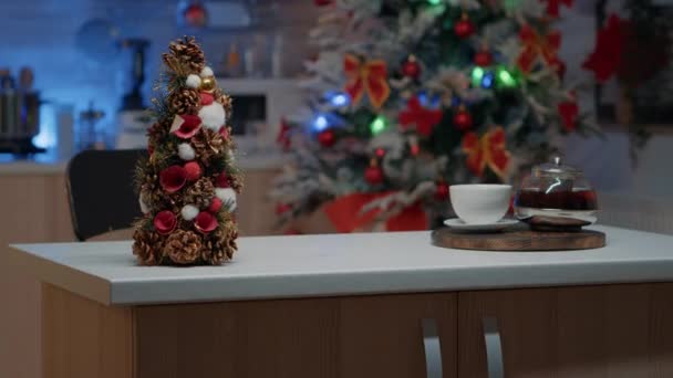 Cocina vacía decorada con adornos navideños - Imágenes, Vídeo