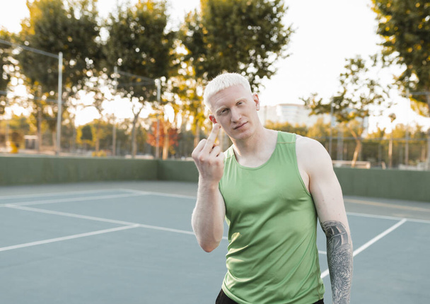 albino man makes obscene fuck gesture - Zdjęcie, obraz