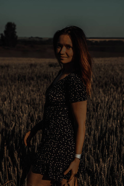 Russian girl in a field with wheat - here she is real freedom - Valokuva, kuva
