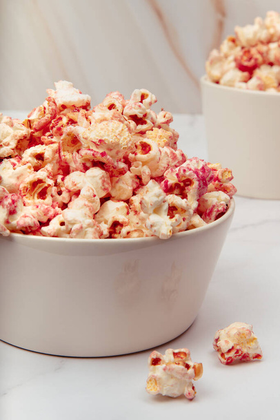 Marmoripöytä lasi kulhot ja keramiikka vaaleanpunainen popcorn - Valokuva, kuva