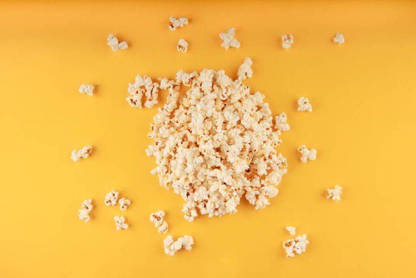 Biały popcorn na żółtym tle - Zdjęcie, obraz