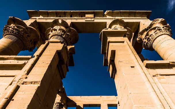 Egipt nil Świątynia Izydy na wyspie Agilkia, przeniesiona z wyspy Philae, Aswan, Egipt. Starożytne, historyczne - Zdjęcie, obraz
