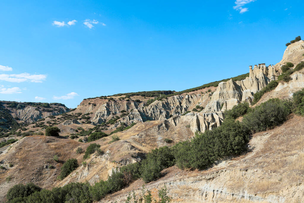 Kominy wróżkowe, Kula Geopark w miejscu Manisa, Turcja. Kula Volcanic Geopark, znany również jako Kuladoccia. Została uznana przez UNESCO za Globalny Geopark UNESCO i jest jedynym geoparkiem w kraju. - Zdjęcie, obraz