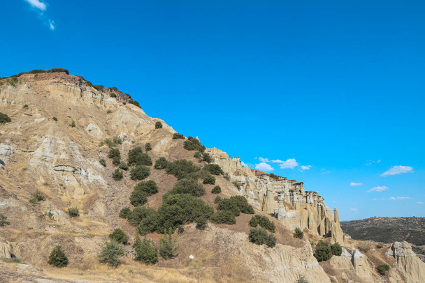 Chimeneas de hadas, Kula Geopark en la ubicación Manisa, Turquía. Geoparque volcánico de Kula, también conocido como Kuladoccia. Fue reconocido por la UNESCO como un Geoparque Global de la UNESCO y es el único geoparque del país - Foto, Imagen